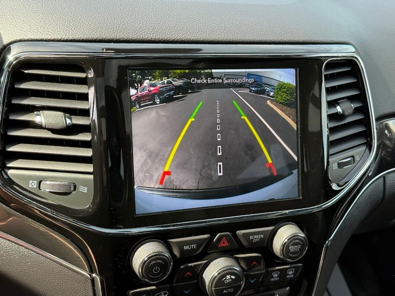 Jeep Grand Cherokee Vehicle Full-screen Gallery Image 24