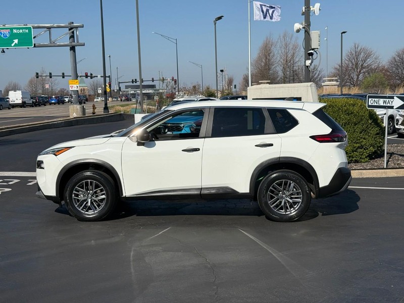 Nissan Rogue Vehicle Full-screen Gallery Image 2