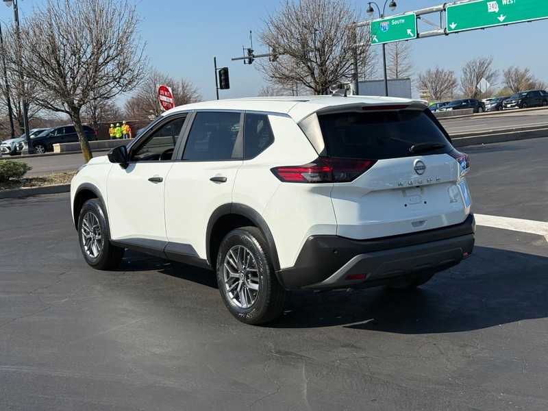 Nissan Rogue Vehicle Full-screen Gallery Image 3