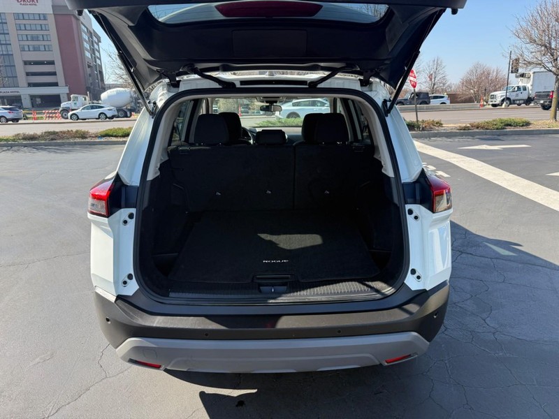 Nissan Rogue Vehicle Full-screen Gallery Image 5