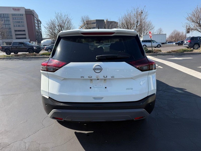 Nissan Rogue Vehicle Full-screen Gallery Image 6