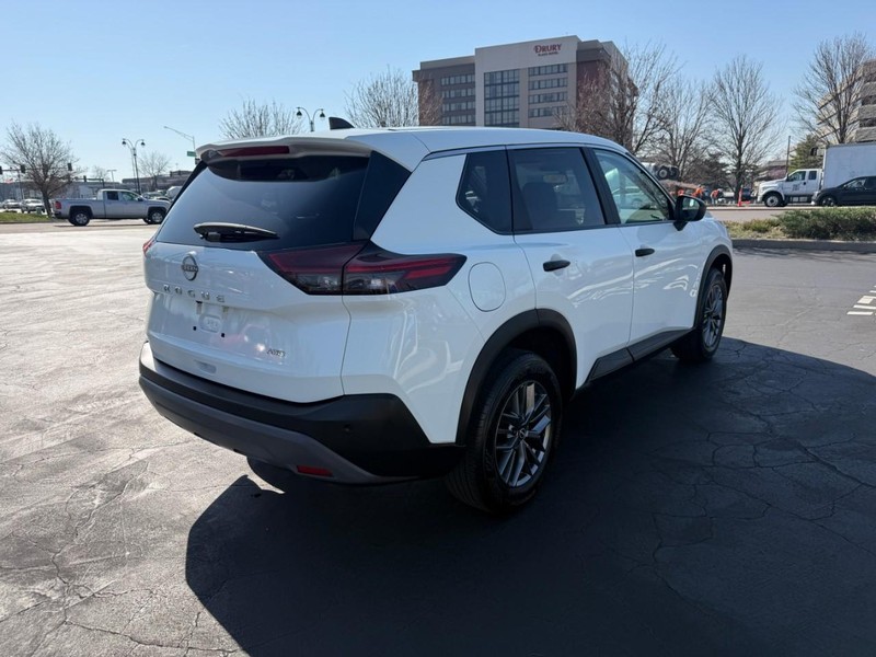 Nissan Rogue Vehicle Full-screen Gallery Image 7