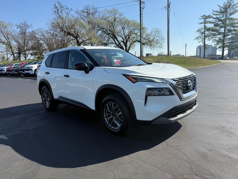 Nissan Rogue Vehicle Full-screen Gallery Image 8