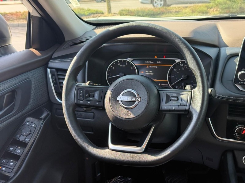 Nissan Rogue Vehicle Full-screen Gallery Image 12