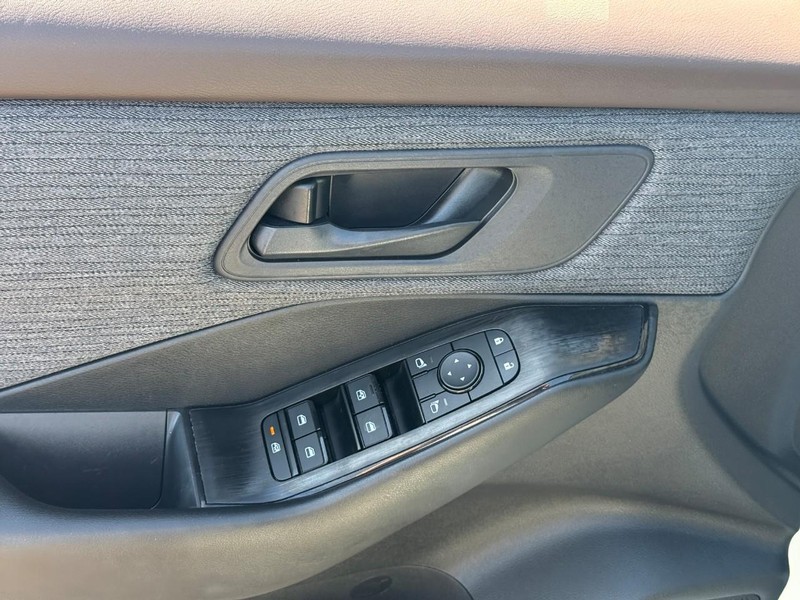 Nissan Rogue Vehicle Full-screen Gallery Image 15