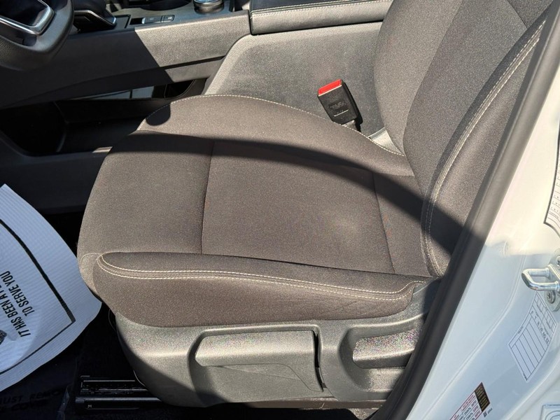 Nissan Rogue Vehicle Full-screen Gallery Image 16
