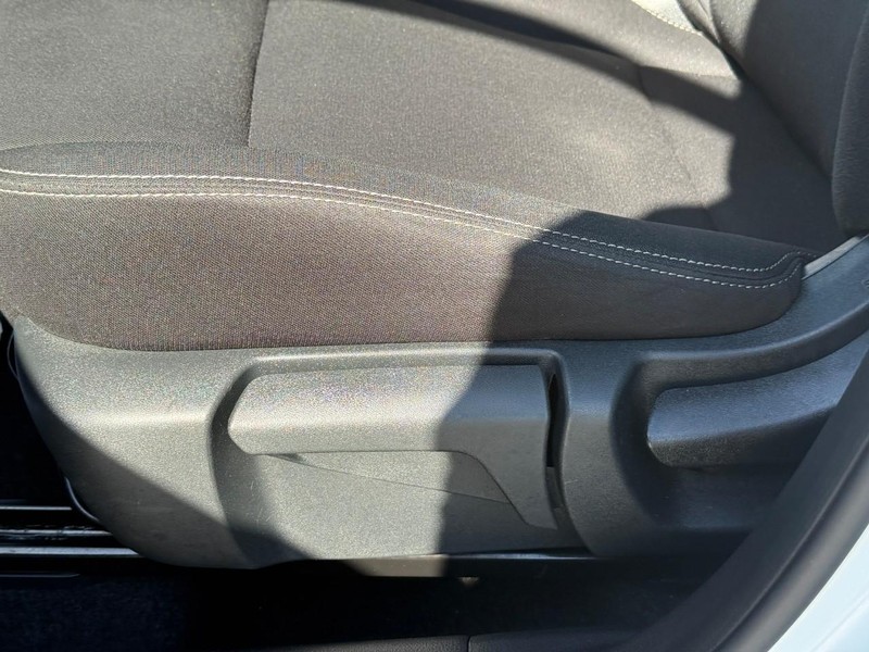 Nissan Rogue Vehicle Full-screen Gallery Image 17
