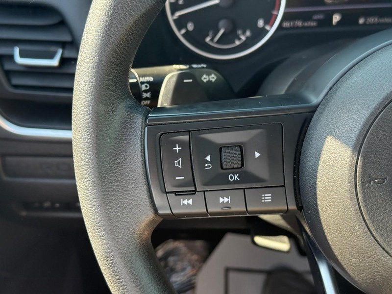 Nissan Rogue Vehicle Full-screen Gallery Image 18