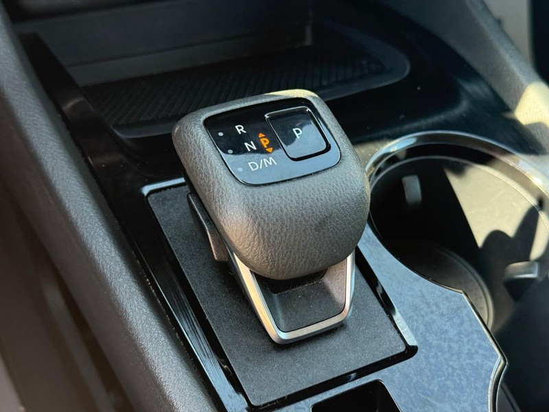 Nissan Rogue Vehicle Full-screen Gallery Image 21