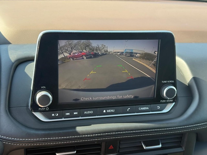 Nissan Rogue Vehicle Full-screen Gallery Image 22
