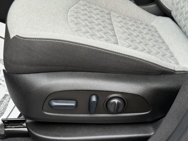 Chevrolet Equinox Vehicle Full-screen Gallery Image 17