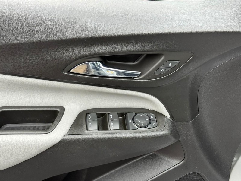 Chevrolet Equinox Vehicle Full-screen Gallery Image 15