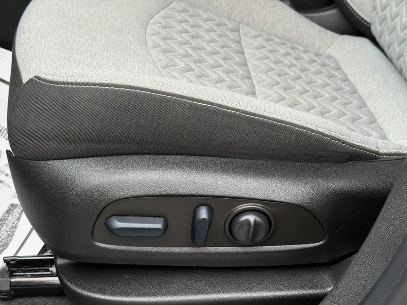 Chevrolet Equinox Vehicle Full-screen Gallery Image 17