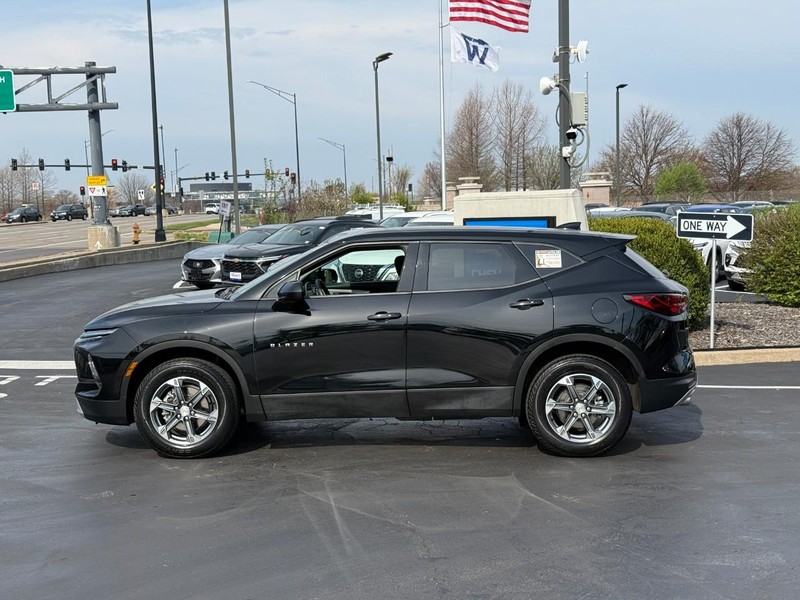 Chevrolet Blazer Vehicle Full-screen Gallery Image 02