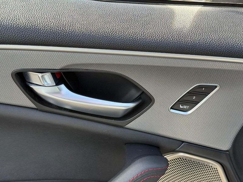 Acura TLX Vehicle Full-screen Gallery Image 17