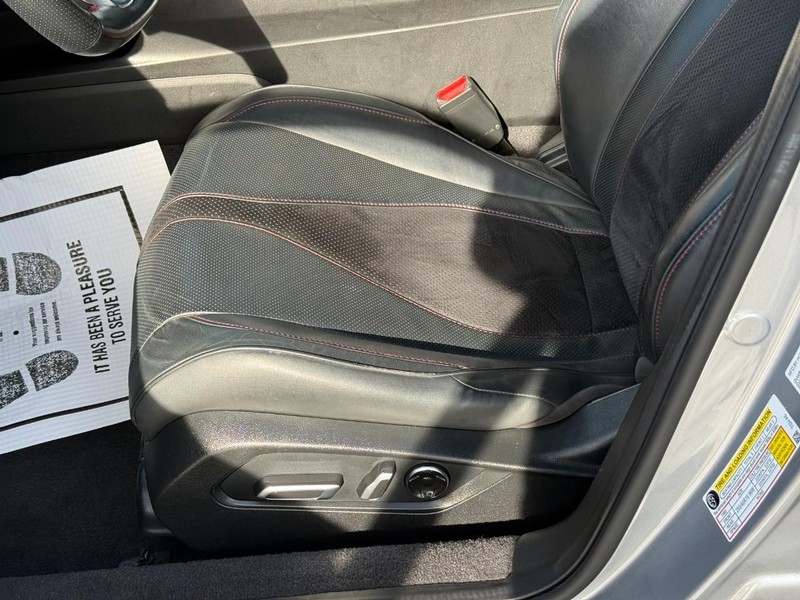 Acura TLX Vehicle Full-screen Gallery Image 18