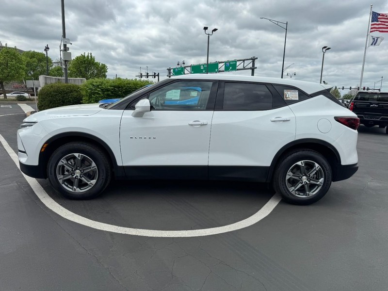 Chevrolet Blazer Vehicle Full-screen Gallery Image 02