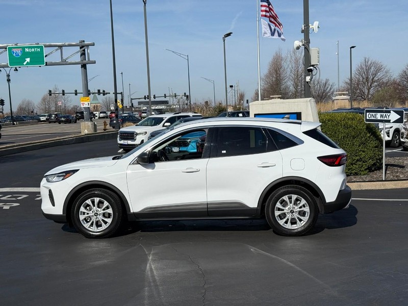 Ford Escape Vehicle Full-screen Gallery Image 2