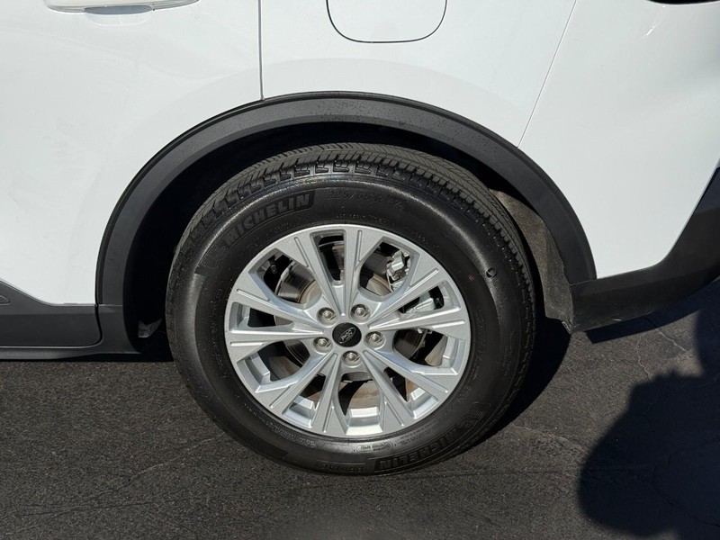 Ford Escape Vehicle Full-screen Gallery Image 4