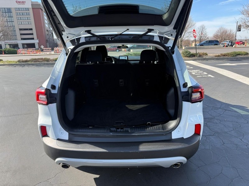 Ford Escape Vehicle Full-screen Gallery Image 5