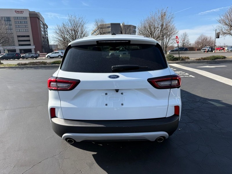 Ford Escape Vehicle Full-screen Gallery Image 6