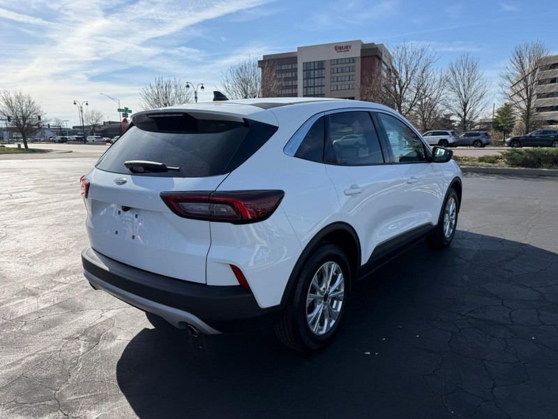 Ford Escape Vehicle Full-screen Gallery Image 7