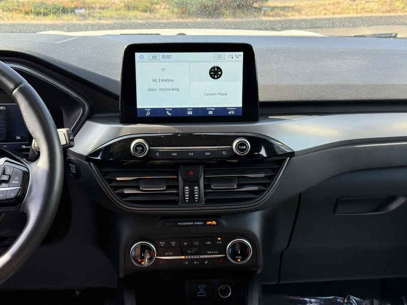 Ford Escape Vehicle Full-screen Gallery Image 13