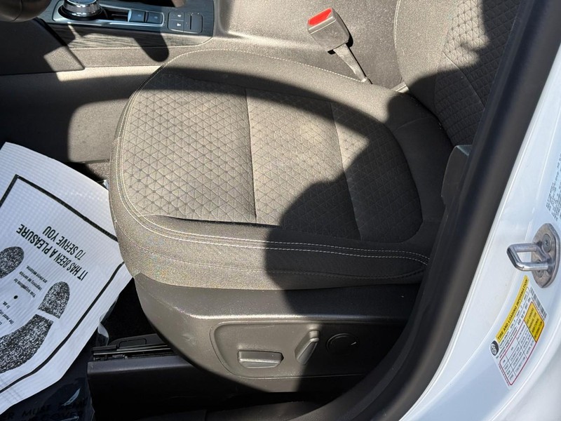 Ford Escape Vehicle Full-screen Gallery Image 18