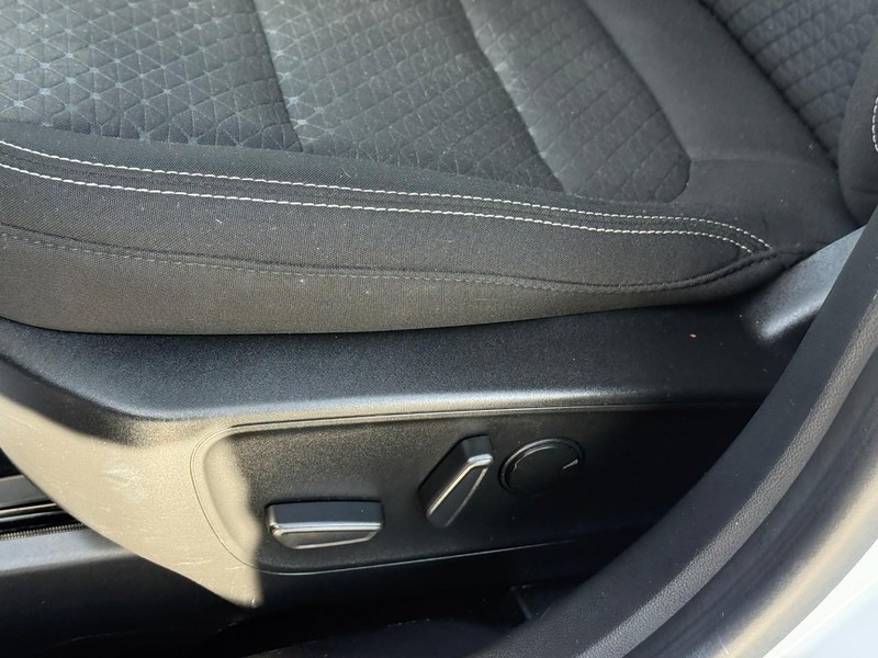 Ford Escape Vehicle Full-screen Gallery Image 19