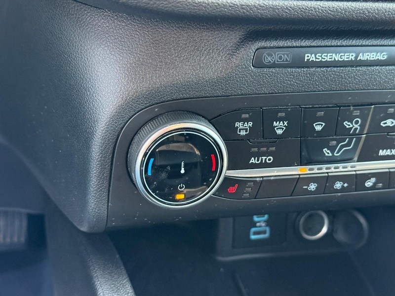 Ford Escape Vehicle Full-screen Gallery Image 24