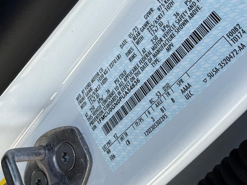 Ford Escape Vehicle Full-screen Gallery Image 26