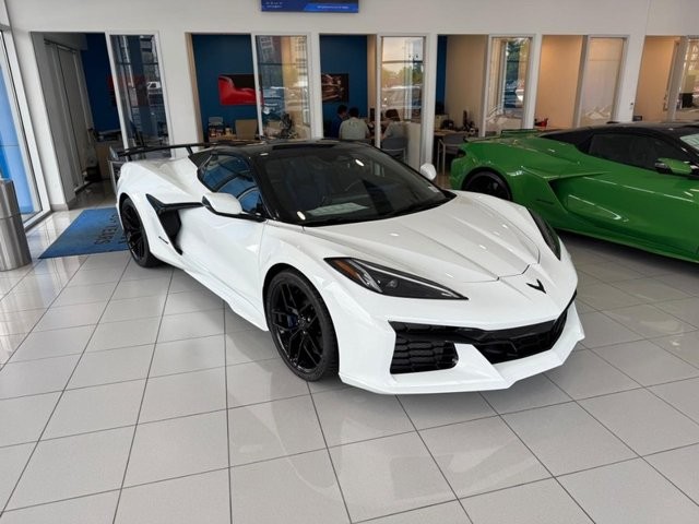Chevrolet Corvette Vehicle Full-screen Gallery Image 2