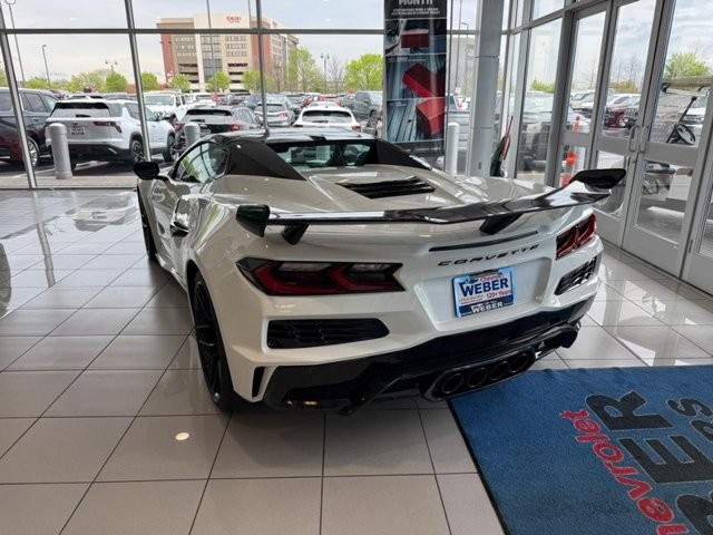 Chevrolet Corvette Vehicle Full-screen Gallery Image 3
