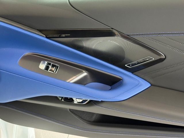 Chevrolet Corvette Vehicle Full-screen Gallery Image 8