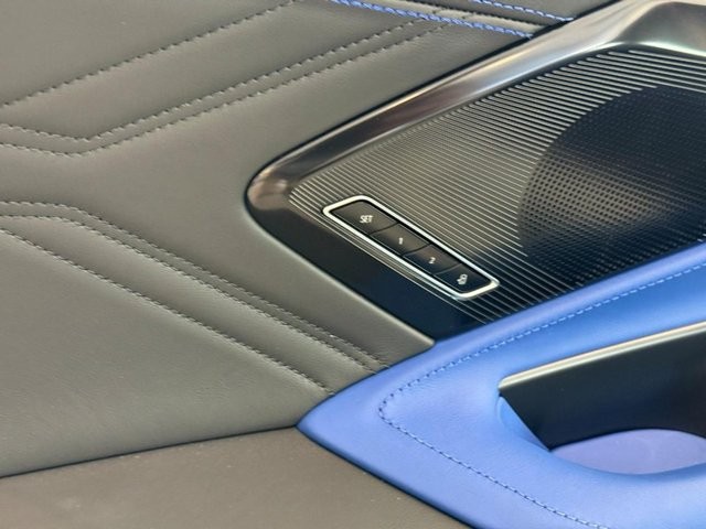 Chevrolet Corvette Vehicle Full-screen Gallery Image 10