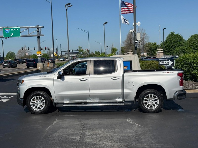 Chevrolet Silverado 1500 Vehicle Full-screen Gallery Image 2