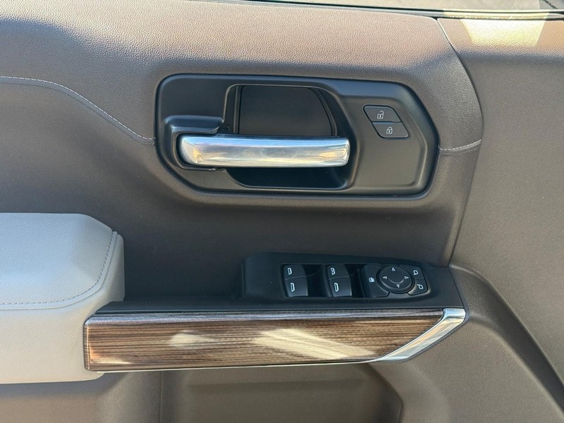 Chevrolet Silverado 1500 Vehicle Full-screen Gallery Image 17