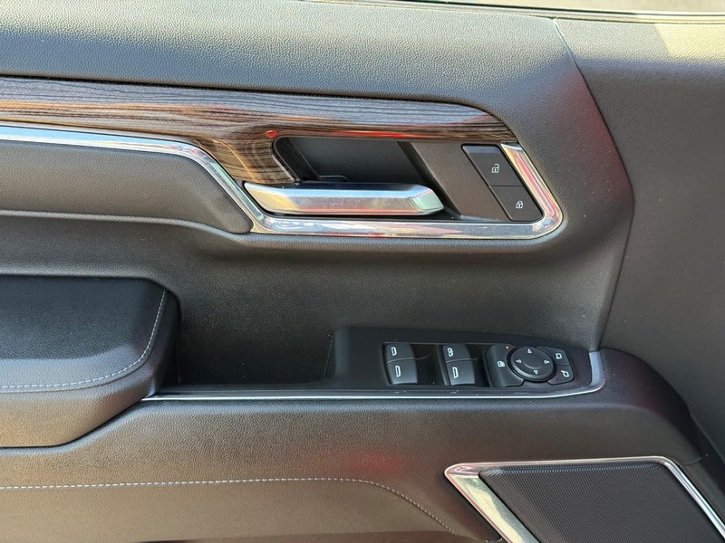 Chevrolet Silverado 1500 Vehicle Full-screen Gallery Image 16