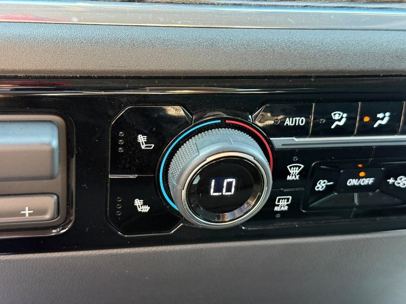 Chevrolet Silverado 1500 Vehicle Full-screen Gallery Image 22