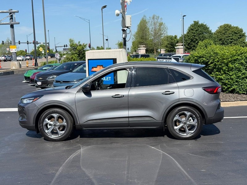 Ford Escape Vehicle Full-screen Gallery Image 2