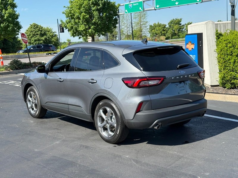 Ford Escape Vehicle Full-screen Gallery Image 3