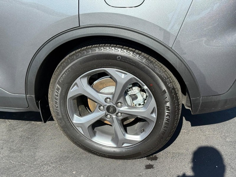 Ford Escape Vehicle Full-screen Gallery Image 4