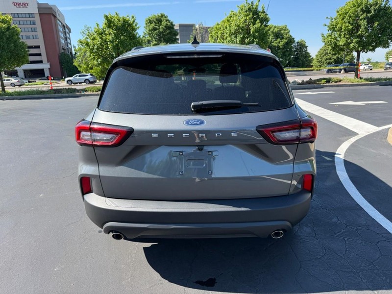 Ford Escape Vehicle Full-screen Gallery Image 6