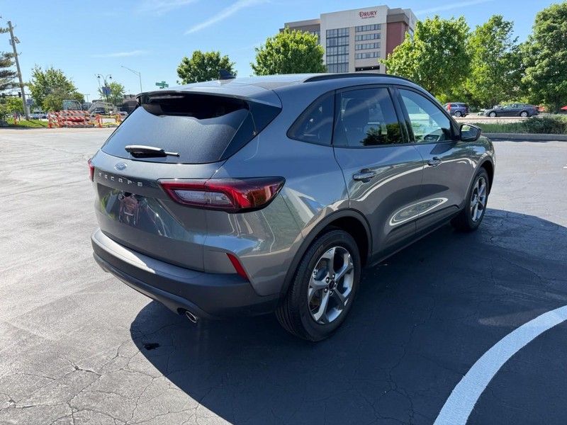 Ford Escape Vehicle Full-screen Gallery Image 7