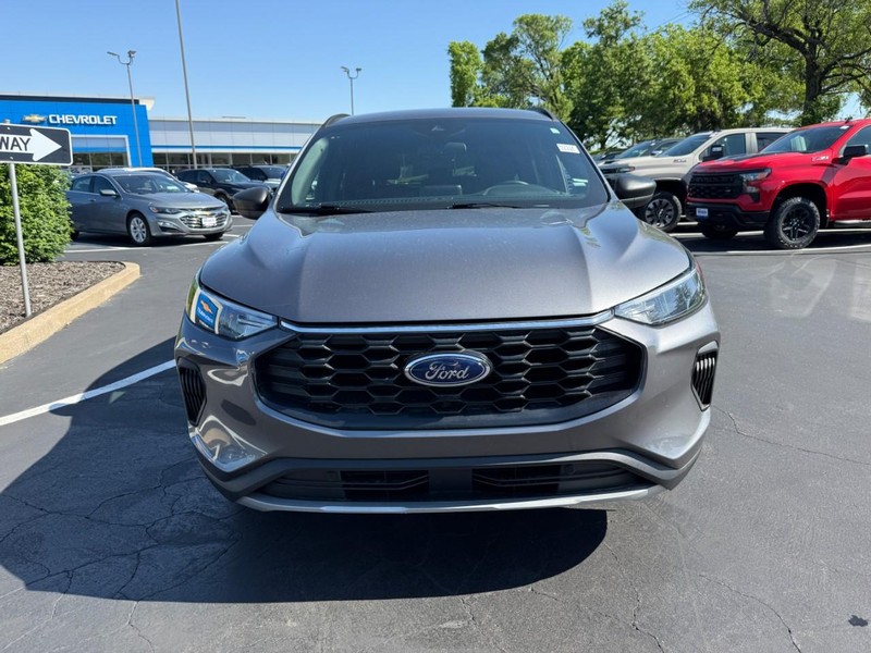 Ford Escape Vehicle Full-screen Gallery Image 9