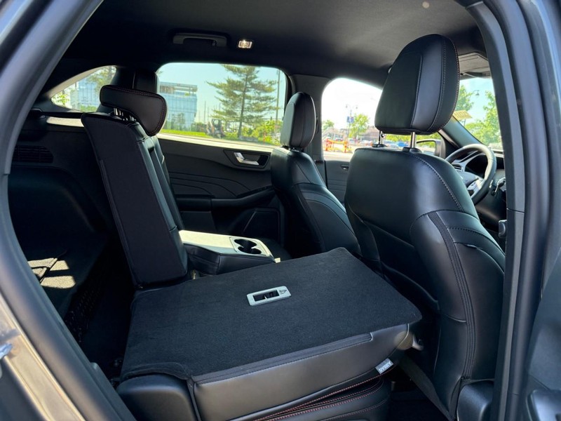 Ford Escape Vehicle Full-screen Gallery Image 10
