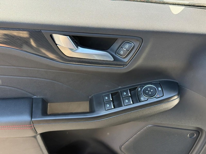 Ford Escape Vehicle Full-screen Gallery Image 11