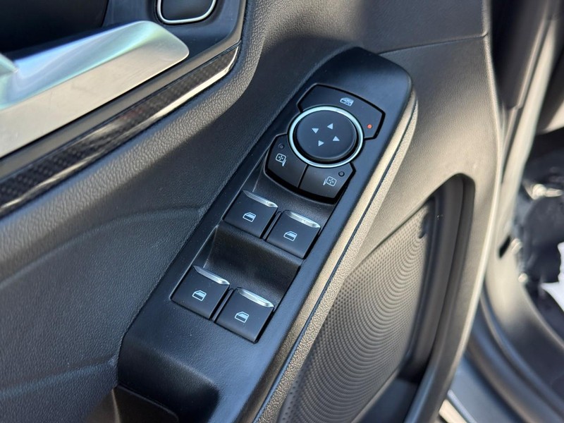 Ford Escape Vehicle Full-screen Gallery Image 12