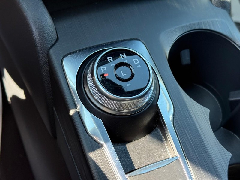 Ford Escape Vehicle Full-screen Gallery Image 17