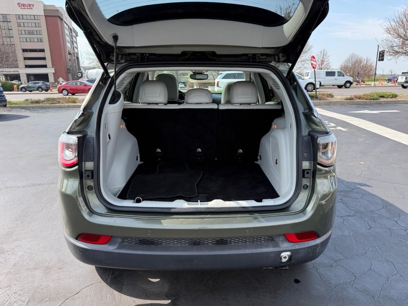 Jeep Compass Vehicle Full-screen Gallery Image 6